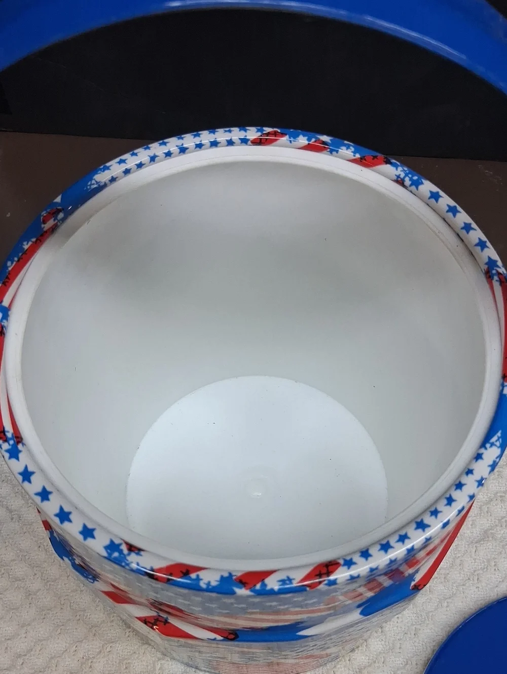 Patriotic Mr. Ice Bucket features a vibrant USA flag pattern& sturdy blue handle